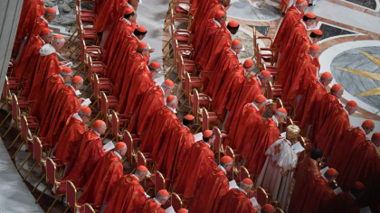 Fum alb la Vatican. A fost ales noul papă