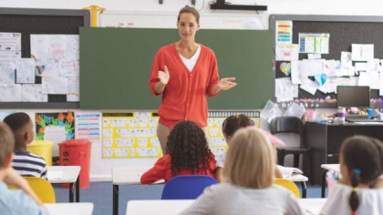 Scade plata cu ora pentru profesori, potrivit programului Bolojan. Cum se calculează noile salarii