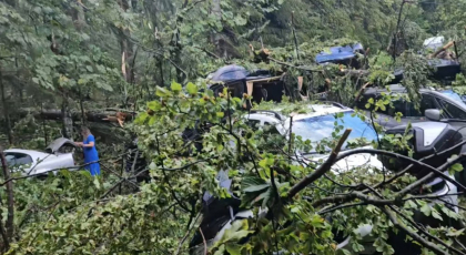 Imagini cu prăpădul din Sinaia, lovită de o furtună puternică. Rafale de 90 de km/h au măturat stațiunea