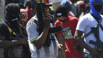 Violențe și ciocniri cu poliția ale grupărilor criminale în Port-au-Prince, în timp ce guvernul haitian se reunește