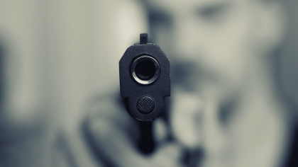 Individ din Bistrița, ridicat de mascați după ce a tras cu arma și a plecat cu mașina, băut. Avea copiii pe banchetă