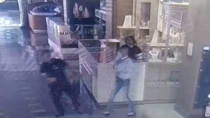 Momentul în care o vânzătoare de bijuterii din Timișoara este tâlhărită cu brutalitate. Cu două zile înainte, atacatorul a furat aur de 300.000 de lei din alt magazin