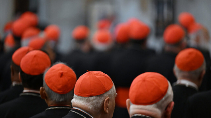 Cardinalii încep alegerea noului papă în cel mai mare conclav din istorie