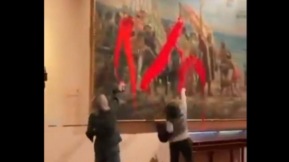 Incident grav de Ziua Naţională a Spaniei. Momentul în care două activiste aruncă vopsea pe un tablou al lui Columb