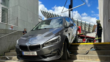 Un BMW a aterizat pe treptele bibliotecii și a rămas blocat, în Austria: „Șoferul se grăbea să meargă să citească”