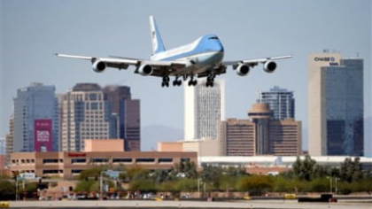 Air Force One, cu Donald Trump și soția sa la bord, la un pas de un incident aviatic. O aeronavă cu pasageri zbura pe aceeași traiectorie „Spirit 1300, virați cu 20 de grade CHIAR ACUM"