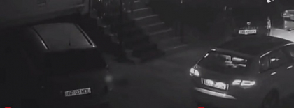 Detaliul care a salvat de la moarte o fetiță de 2 ani căzută de la etajul 4. „A pus-o pe pervaz că tot cerea acolo”