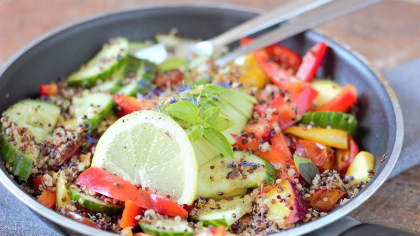 Salată grecească cu quinoa și legume. Rețeta perfectă pentru zilele caniculare