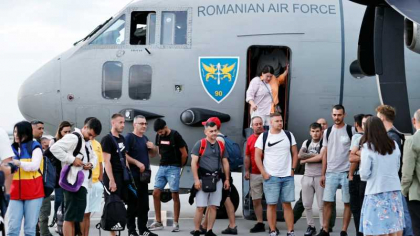 Încă un zbor special al MApN pentru românii din zona de război
