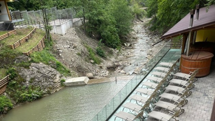 Un patron de pensiune și-a făcut lac cu păstrăvi după ce a deviat cursul unui pârâu. El a fost trimis în judecată
