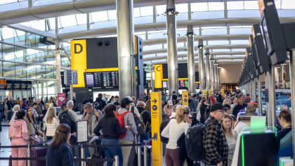 Întârzierile continuă să afecteze zborurile după un atac cibernetic asupra aeroporturilor din Europa