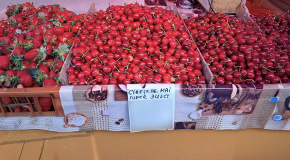Cireşe la preţ de caviar în pieţe. „Faci credit să duci acasă la copii” / „Cumpără oamenii care au bani!”