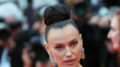 Irina Shayk, apariție spectaculoasă la Festivalul de Film de la Cannes 2025. Ce ținută a purtat. GALERIE FOTO