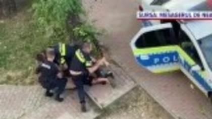 Scandal pe străzile din Piatra-Neamț. Doi prieteni de pahar, ridicați de polițiști după ce s-au luat la bătaie