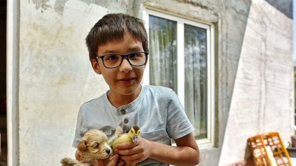 Recuperare miraculoasă pentru băiețelul din Bihor, rănit de o poartă de fotbal. „Sper că va trăi, atâta vreau”