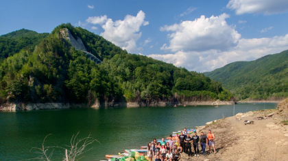 Sute de seringi şi fiole, pe marginea Siriului