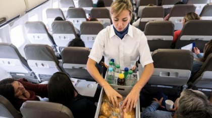 Furie în avion. După ce au vândut sandvișuri cu 9,50 euro la toți pasagerii, însoțitoarele au anunțat că au redus prețul la 3,50 euro