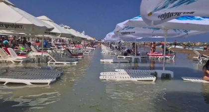 Marea a inundat plaja de la Costinești. Care este explicația fenomenului
