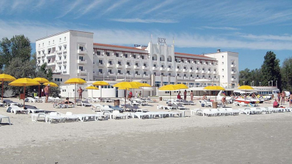 Hotelul preferat al comuniștilor, o ruină. Luxul de altădată, îngropat sub praf, lacăte și tăcere: „Vă spun, e un aer trist”