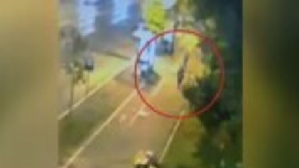 O femeie a fost înjunghiată de un bărbat care a urmărit-o de când a coborât din autobuz, la Arcul de Triumf