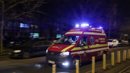 Copil de 9 ani, lovit de o ambulanță. Acesta a traversat neregulamentar