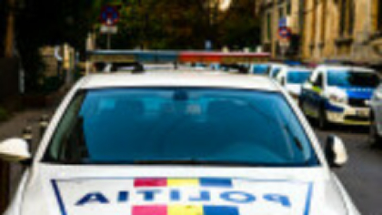 Un șofer de 19 ani a intrat cu mașina într-o terasă din Piatra-Olt. Opt persoane au fost rănite