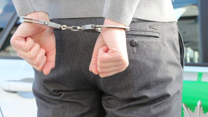 Un bărbat a fost arestat după ce şi-a bătut ani întregi copiii şi i-a pus la munci grele la o stână. În plus, i-a înfometat și nu i-a lăsat la școală