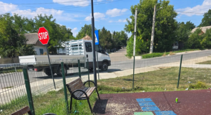 Într-un sat din Iași au dispărut peste noapte toate indicatoarele rutiere. Primar: „Efectiv au furat țevile, le-au scos din pământ”