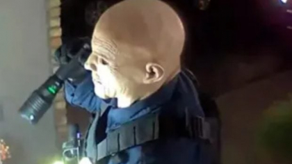 FBI publică imagini cu suspectul de crimă din Minnesota care purta o mască de latex și se dădea drept polițist