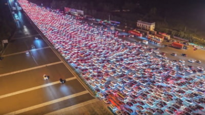 Blocaj rutier uriaș în China. Autostradă cu 36 de benzi paralizată de traficul a 10 milioane de mașini VIDEO