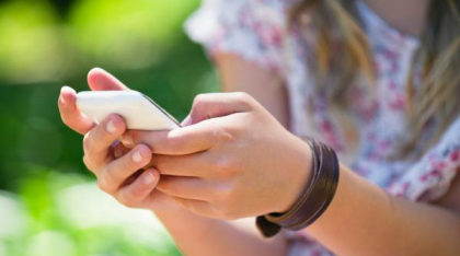 Trend îngrijorător pe rețelele sociale: tinerii sună la 112 pentru a se distra. Amenda pe care a primit-o o adolescentă din Vrancea