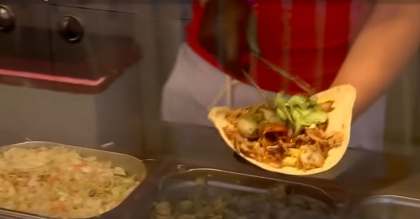 Cât costă pizza şi shaorma în Costineşti, în plin festival „Beach, please!”: „Băutura e pe primul loc aici”