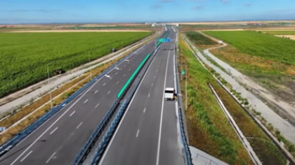 Tronson de autostradă finalizat, dar închis din cauza unor suduri greșite la poduri. Compania de Drumuri amenință constructorul cu penalități