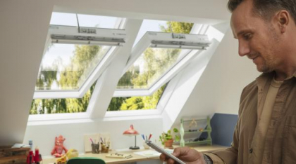 Ferestrele electrice VELUX din gama Standard Plus – lumină naturală, confort și tehnologie la un pret accesibil