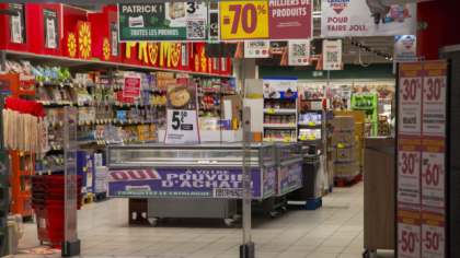 Un tânăr și-a dat demisia și a plecat din magazinul în care lucra cu un coș în valoare de 950 de euro pe care a plătit doar 12 cenți