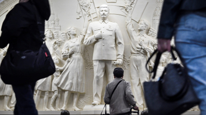 Metroul din Moscova își redeschide porțile către trecut printr-un nou monument dedicat lui Stalin