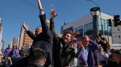 Campanie electorală în Argentina. Convoiul președintelui Javier Milei atacat cu pietre de opoziția de stânga