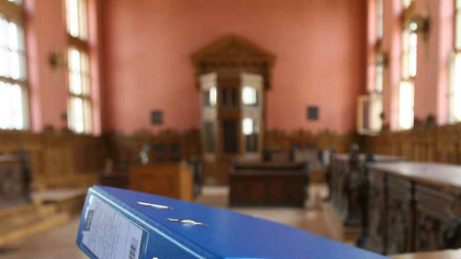 Trimise să muncească la biserică pentru vaccinări la ”chiuvetă„