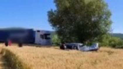 Un șofer de 71 de ani a provocat un grav accident după ce s-a angajat în depășire, fără să se asigure. „Nu te-ai uitat deloc”
