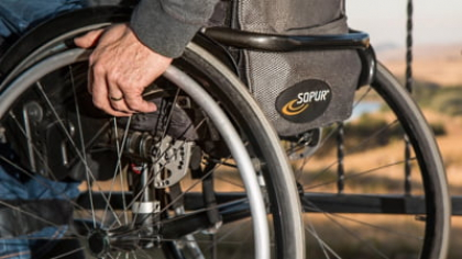 Românii cu dizabilități pot să primească un ajutor de până în 39.900 lei. Pentru ce se dau banii