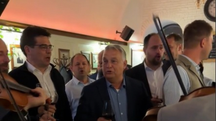 Orban, versuri controvesate cu lăutari la Cluj: „Nu plecăm de aici / Dacă gazdei nu-i place / Să-și ia cortul, dar noi rămânem aici”