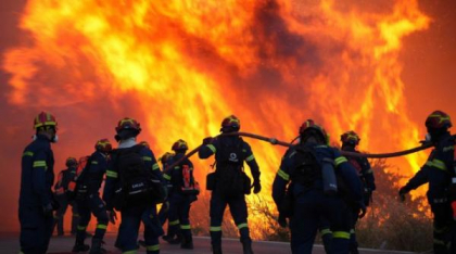 Incendii grave de vegetaţie în Creta, Kythera și Halkidiki, unde sunt turiști români în vacanță. Vântul complică misiunea pompierilor