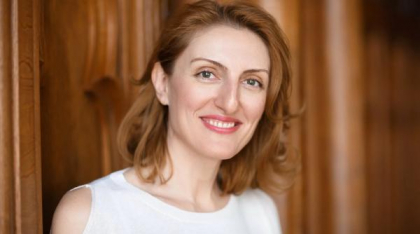 Șuetă cu scriitoarea armeană Narine Abgarian: Războiul este un inamic monstruos