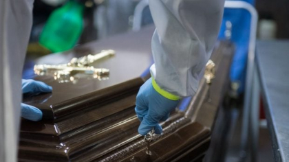 Un bărbat mort a fost pus în sicriul greșit, îmbrăcat cu hainele altcuiva. Firma de pompe funebre din SUA dă vina pe familie, se pregătește un proces
