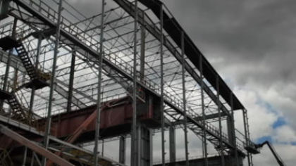 Dorinel Umbrărescu, cel mai important constructor de drumuri din țară, investește milioane de euro și reface unul dintre cele mai vechi combinate siderurgice din România VIDEO