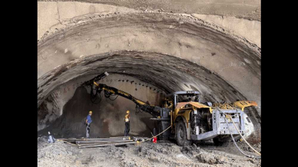Cum arată lucrările la tunelurile secțiunii lipsă din Autostrada Lugoj–Deva. Se lucrează în trei schimburi