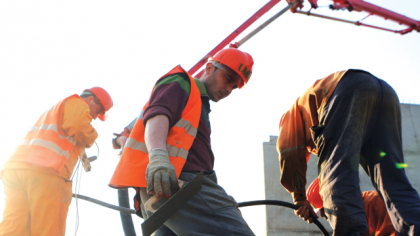 Miliardarii din construcţii. Cei mai mari zece constructori, afaceri totale de 26,6 mld. lei anul trecut, plus 33% şi 15.000 de angajaţi. Toţi jucătorii din top au sărit de borna de un miliard de lei afaceri. Cel mai mare avans în cifra de afaceri l-a avut Arcada Company din Galaţi, care şi-a crescut de două ori şi jumătate businessul (1,4 mld. lei anul trecut)
