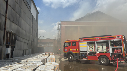 Incendiu puternic în București. Arde o hala lipită de Hala Laminor