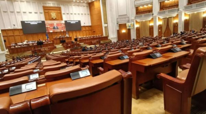 Moțiunea AUR împotriva Guvernului Bolojan se votează azi în Parlament, fără șanse să treacă. Opoziția nu are voturile necesare