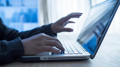 Un bărbat a furat pozele a 25 de tinere de pe reţelele sociale şi le-a publicat pe site-uri pentru adulţi